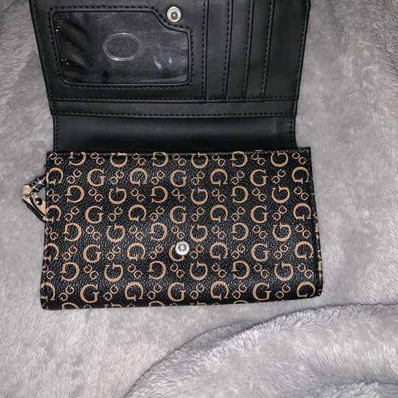 Guess Wallet - Picture 2 of 3